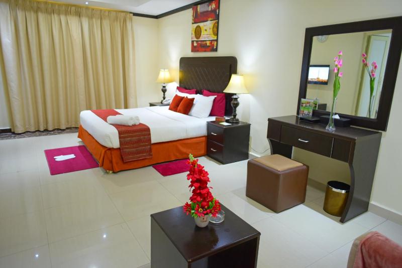Standard King Room image 3