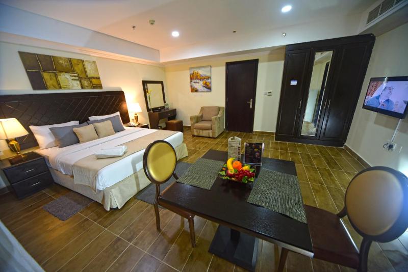 Deluxe King Room image 2