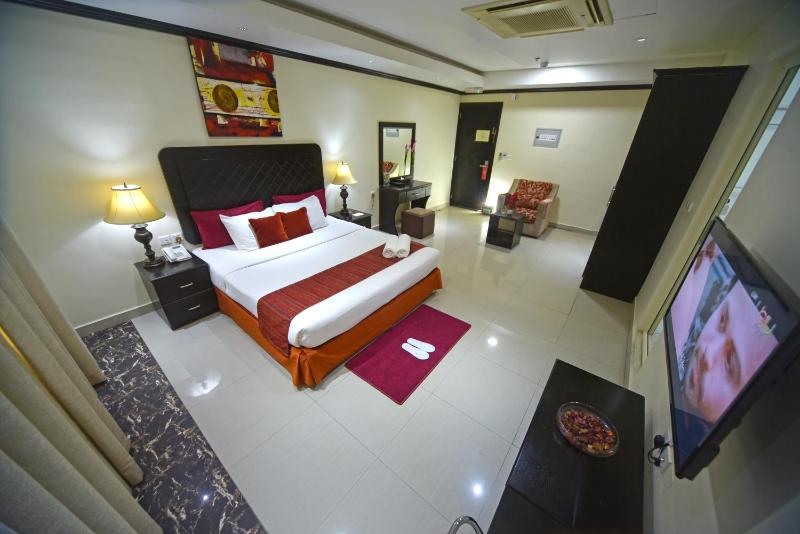Standard King Room image 2