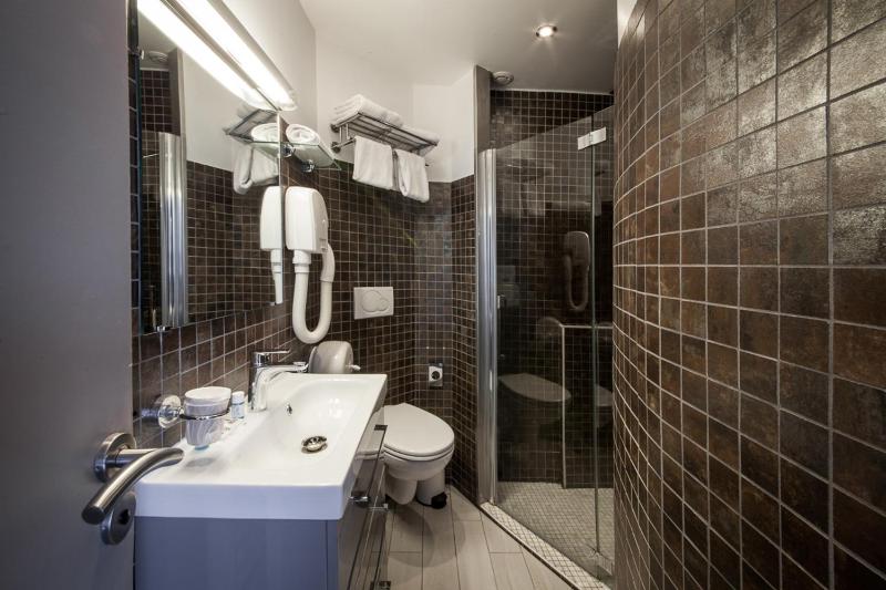Junior Suite with Balcony image 2