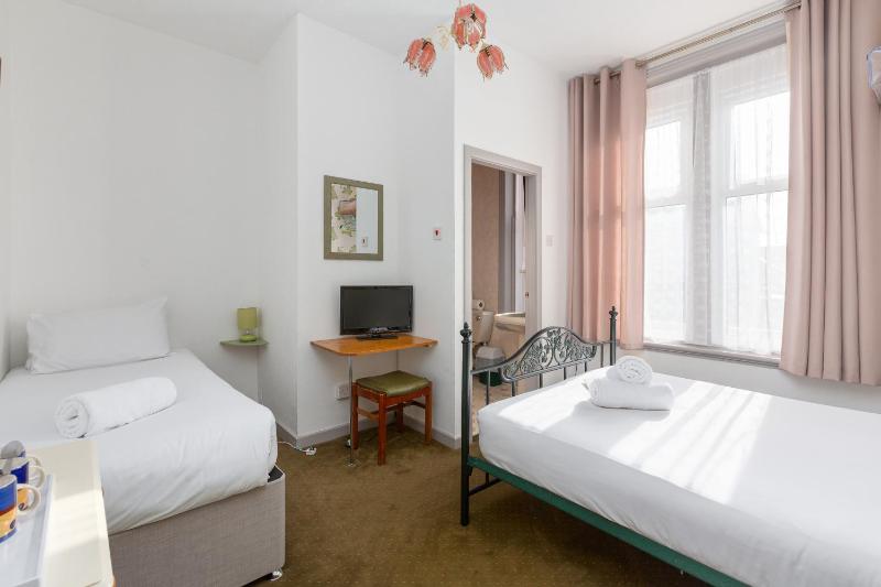 Standard Triple Room image 3