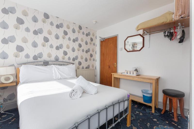 Quadruple Room with Bathroom image 3