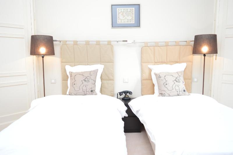 Deluxe Double Room with Garden View image 2