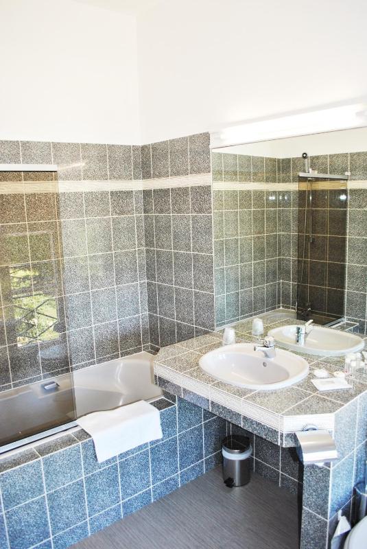 Deluxe Double Room with Courtyard View image 4