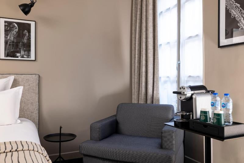 Deluxe Double or Twin Room image 3