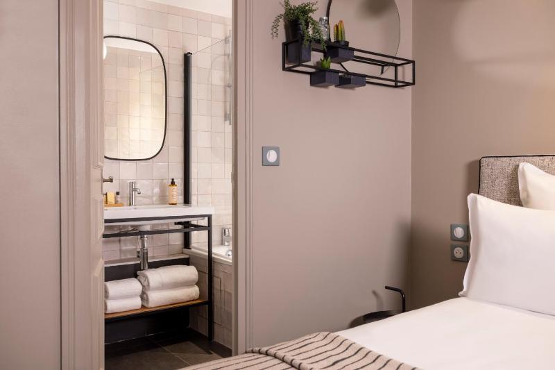 Deluxe Double or Twin Room image 4