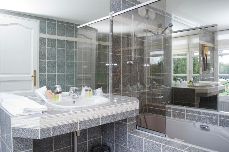 Deluxe Double Room with Courtyard View image 3