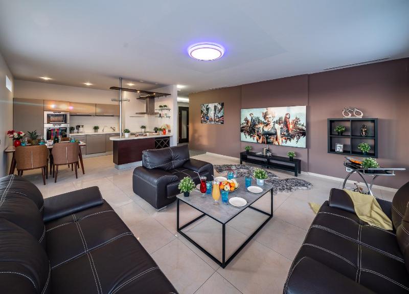 Lux Penthouse & SPA - image 5
