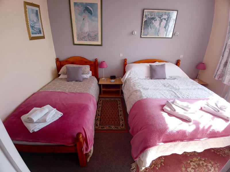 Classic Triple Room image 4