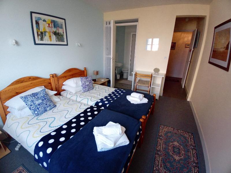 Twin Room with Bathroom image 4