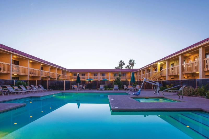 La Quinta Inn & Suites by Wyndham Tucson East - image 37