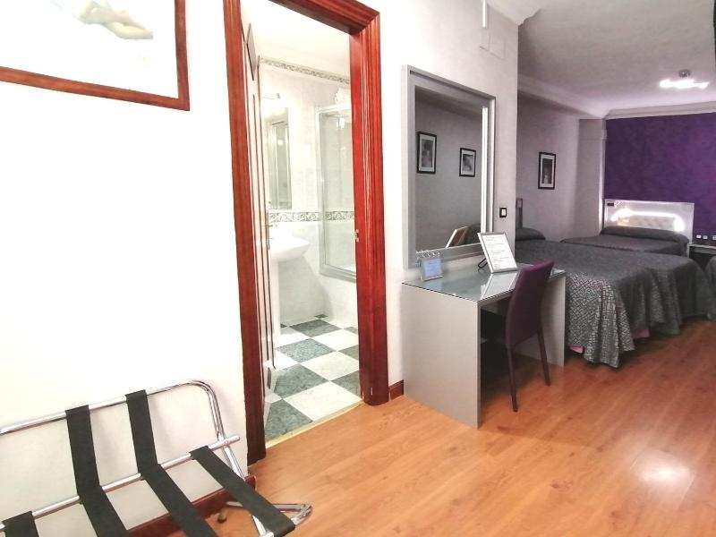 Quadruple Room image 2