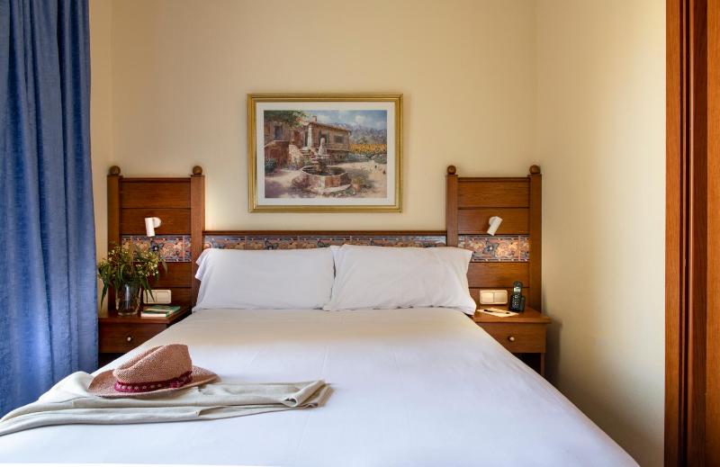 Standard Double Room image 4