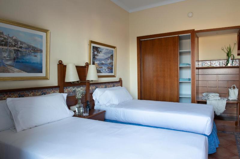 Standard Double Room image 3