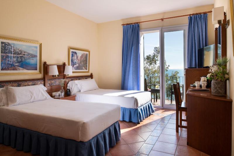 Double Room with Sea View image 4