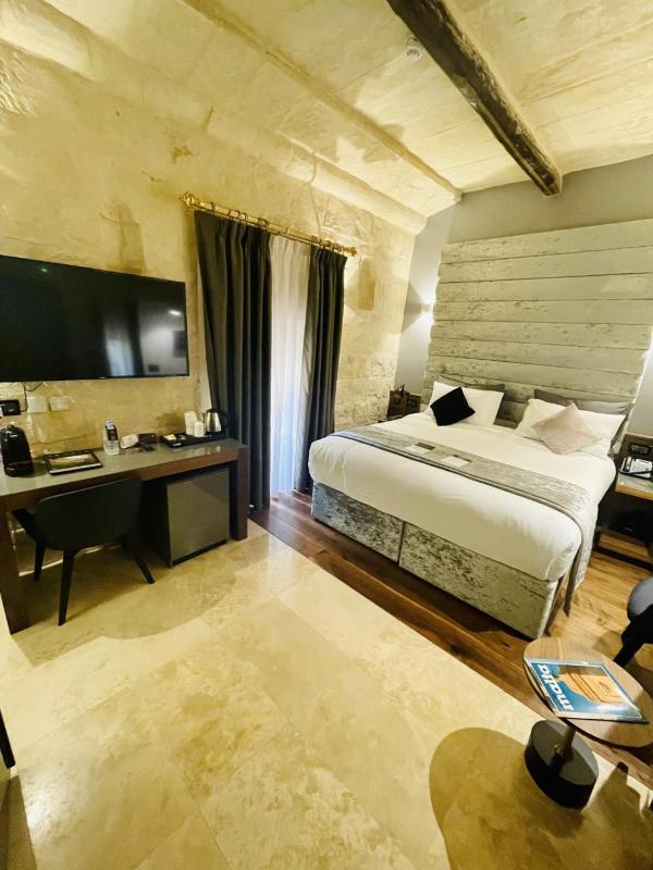 Classic Double or Twin Room image 2