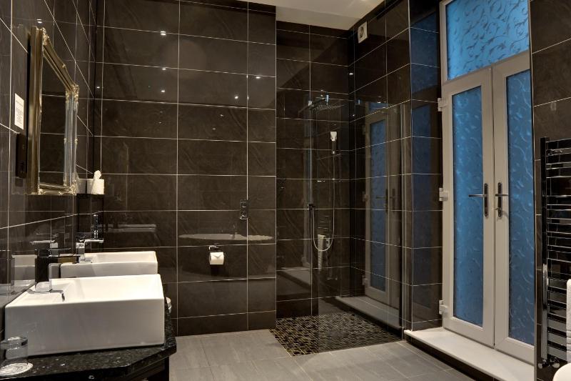 Superior King Room image 3