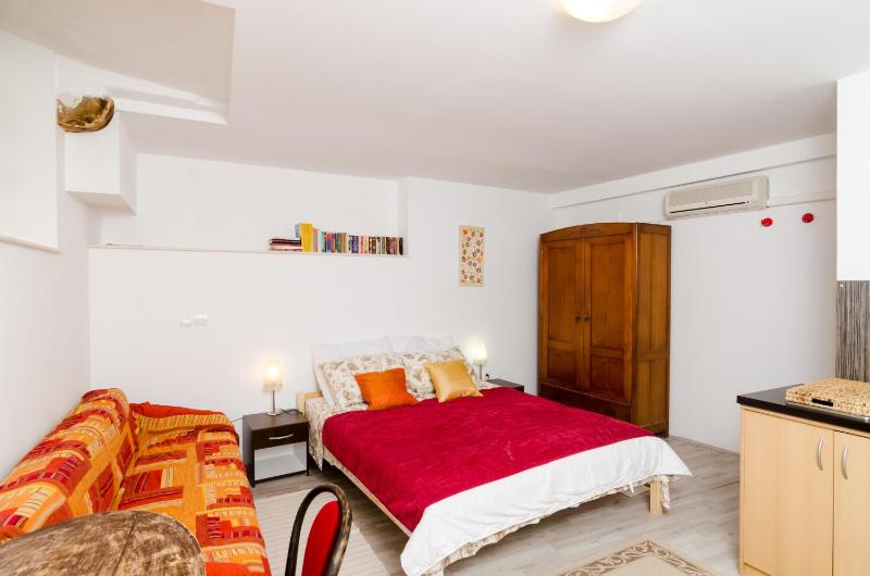 Studio Apartment image 4