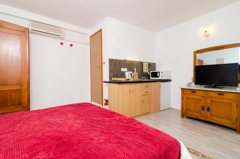 Studio Apartment image 3