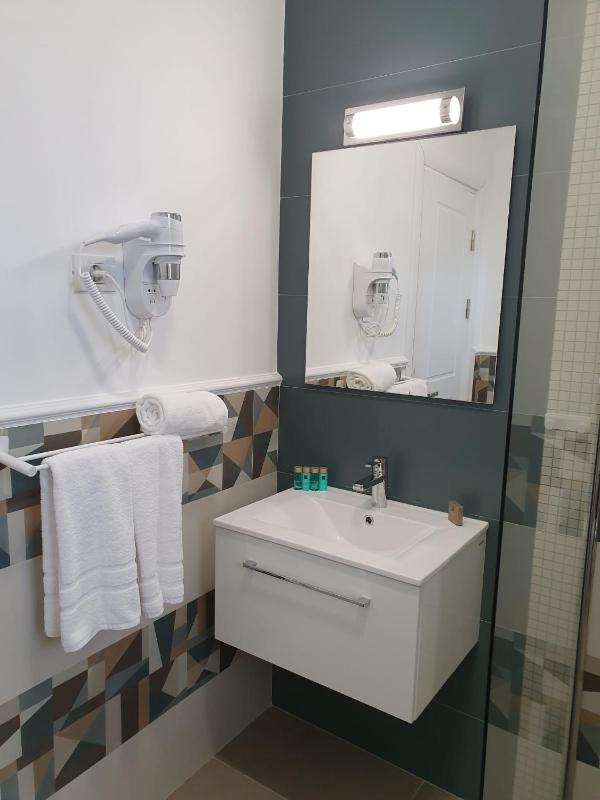 Standard Double Room image 3