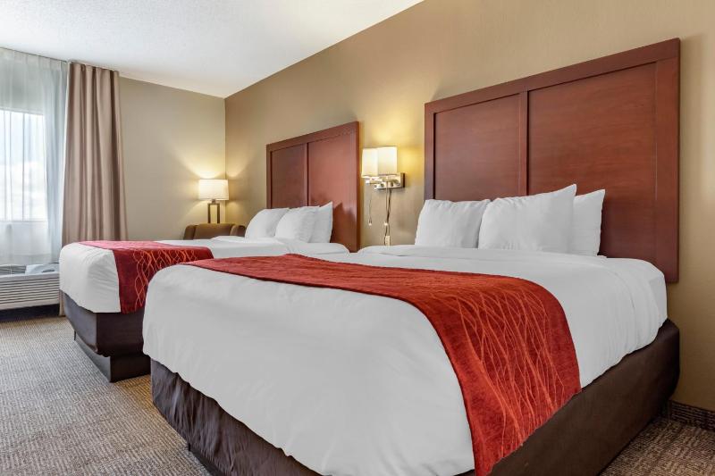Queen Room with Two Queen Beds - Non-Smoking image 4