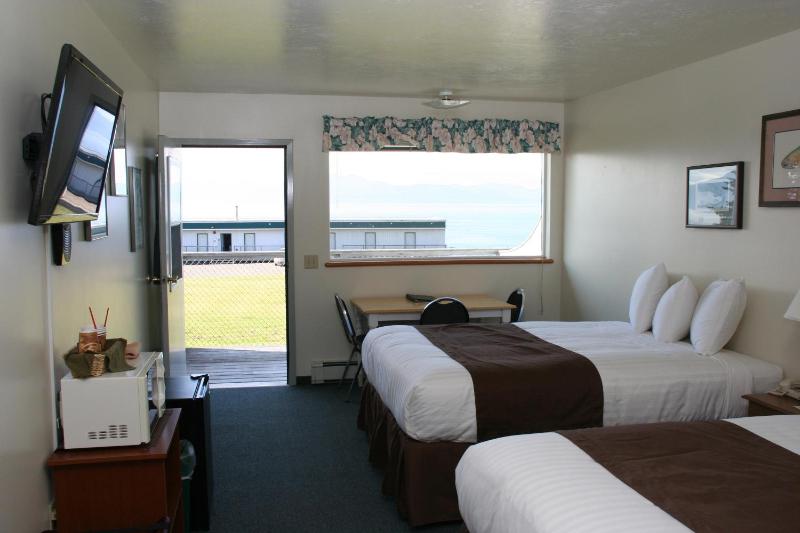 Queen Room with Two Queen Beds and Ocean View image 2