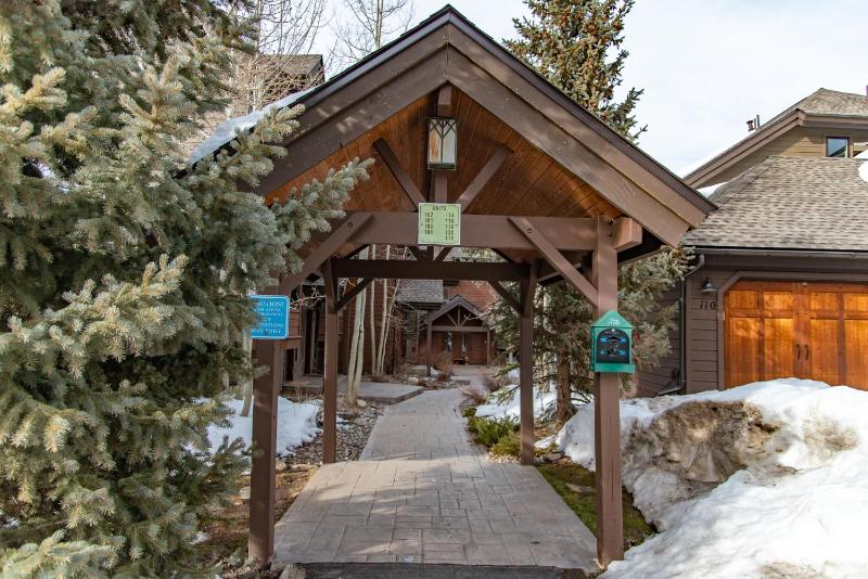 Village Point Getaway Townhome: Great Location w/ Private Hot Tub - image 18