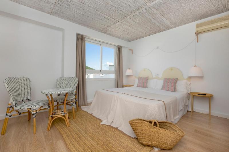 Twin Room image 1