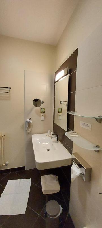 Twin Room with Sea View image 4