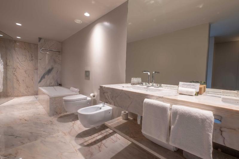 Double Room with Balcony image 2