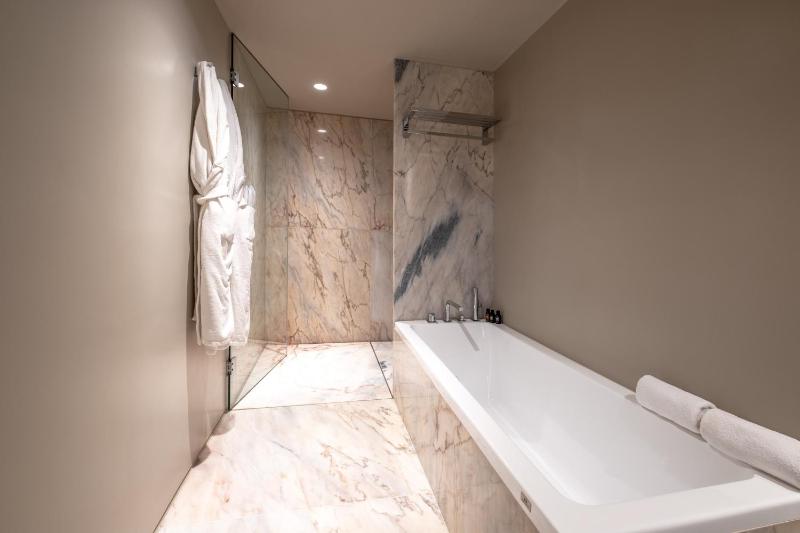 Double Room with Balcony image 3