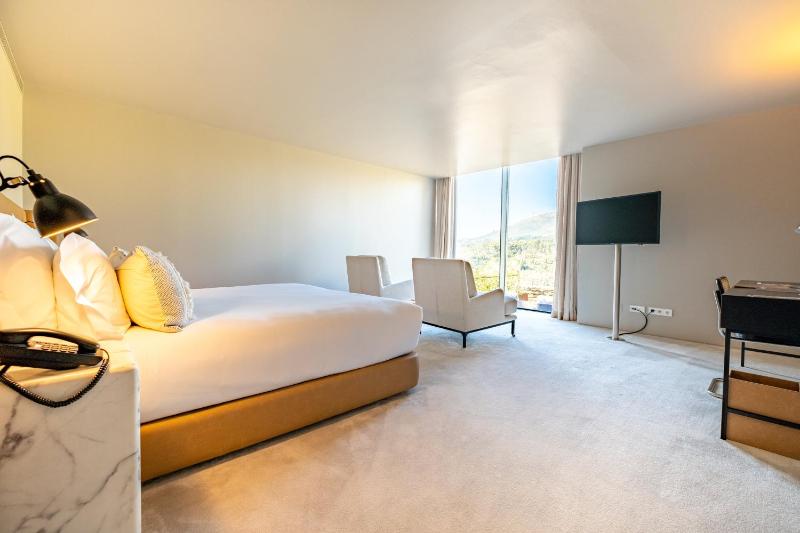 Double Room with Balcony image 4