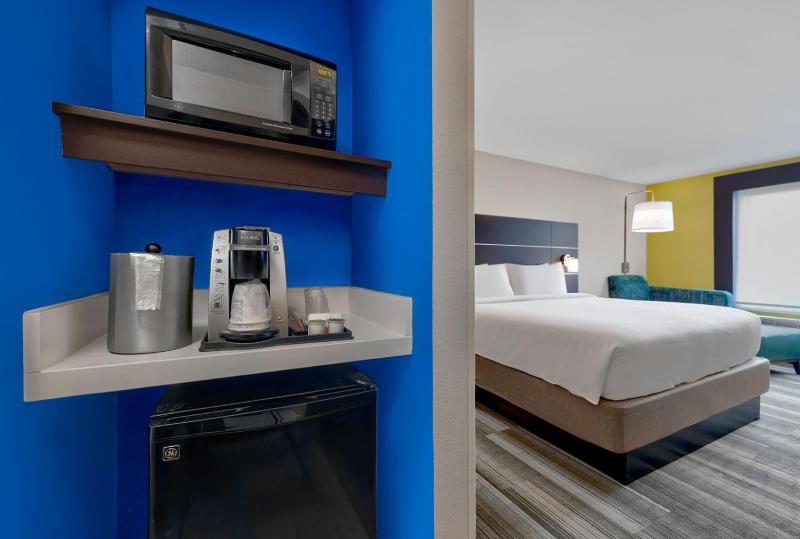 Standard King Room image 2