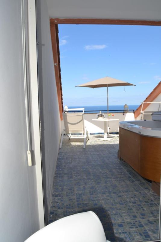 Junior Suite with Jacuzzi and Sea Views image 3