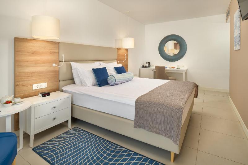 Standard Double Room with Balcony image 3