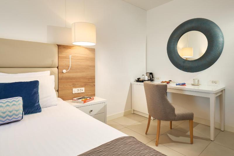 Standard Double Room with Balcony image 4