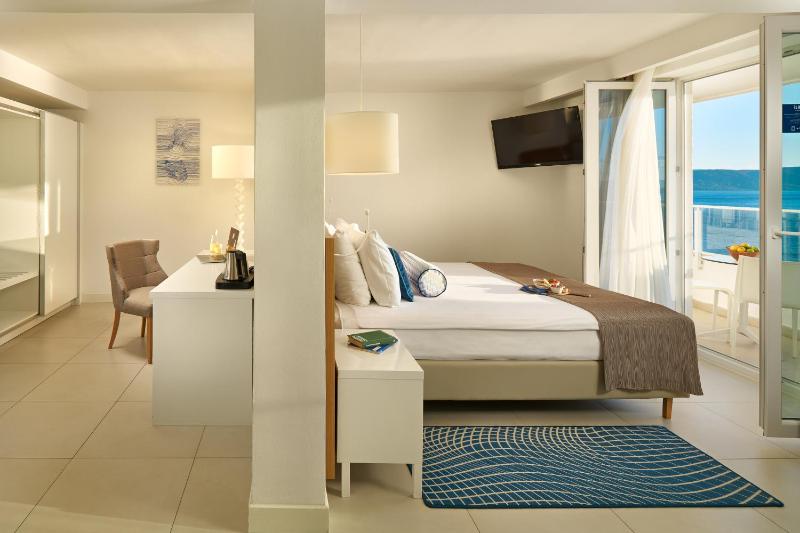 Junior Suite with Balcony and Sea View image 4