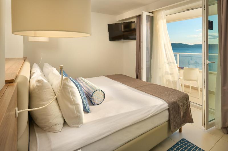 Junior Suite with Balcony and Sea View image 1