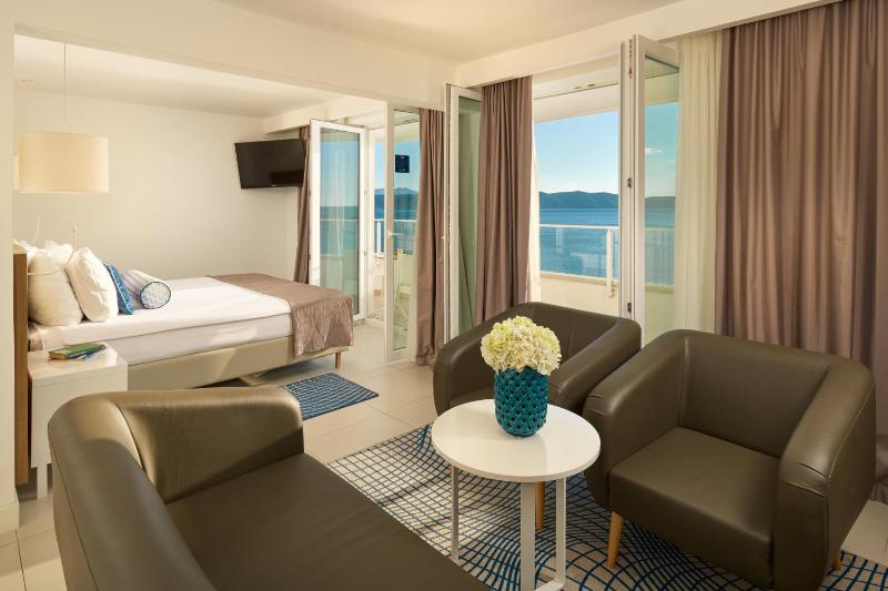 Junior Suite with Balcony and Sea View image 3