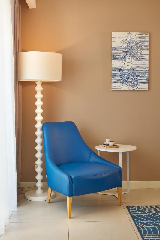 Superior Double Room with Balcony and Partial Sea View image 4
