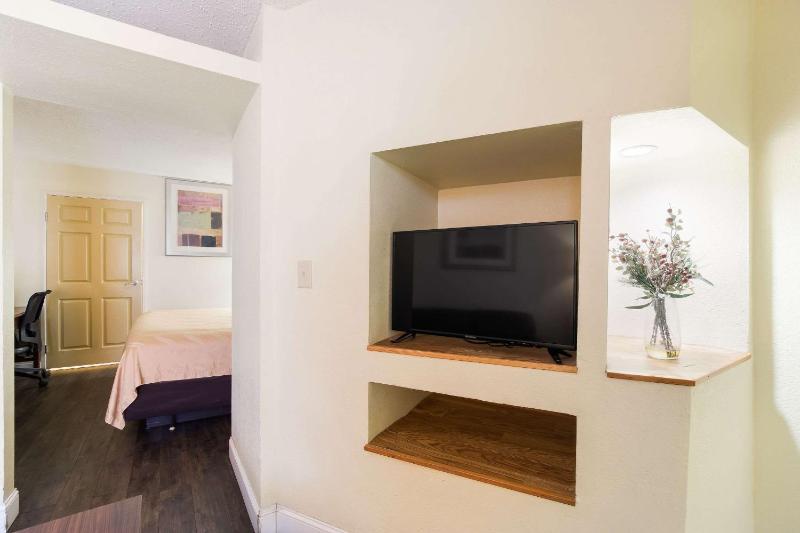 King Suite - Non-Smoking image 3