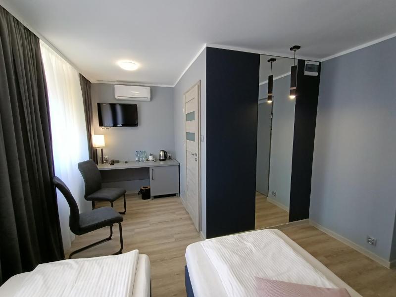 Deluxe Twin Room image 3