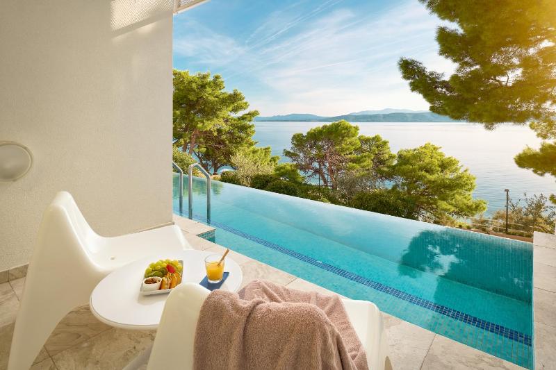  Standard Double Room Swim Up with Sea View image 1
