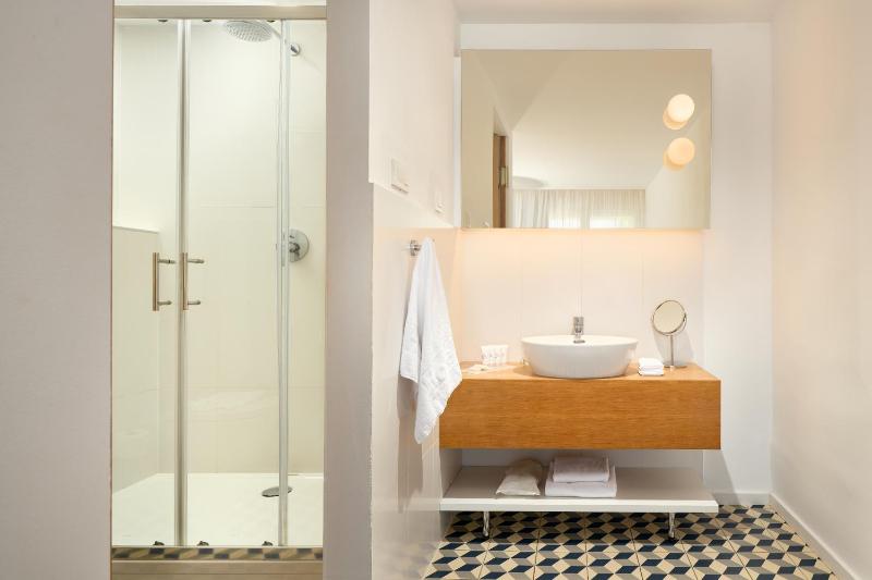 Junior Suite with Balcony and Sea View image 2
