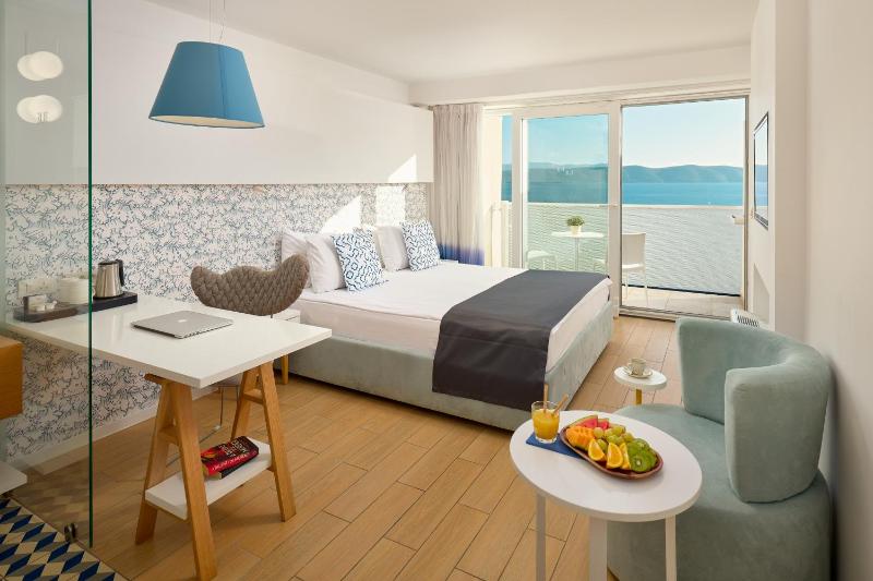 Double Room with Balcony and Sea View image 3