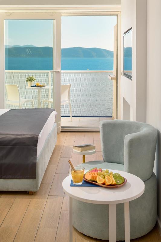 Double Room with Balcony and Sea View image 4