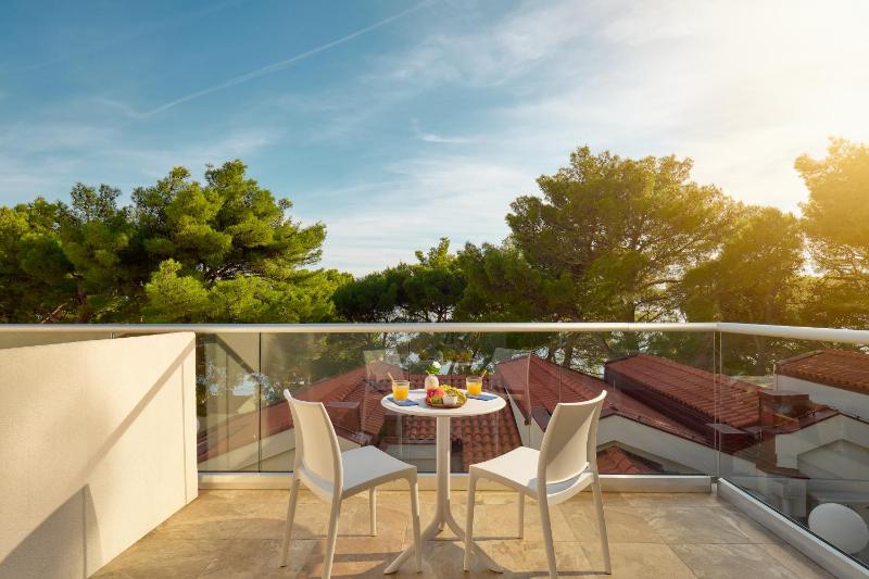 Superior Double Room with Balcony and Side Sea View image 4