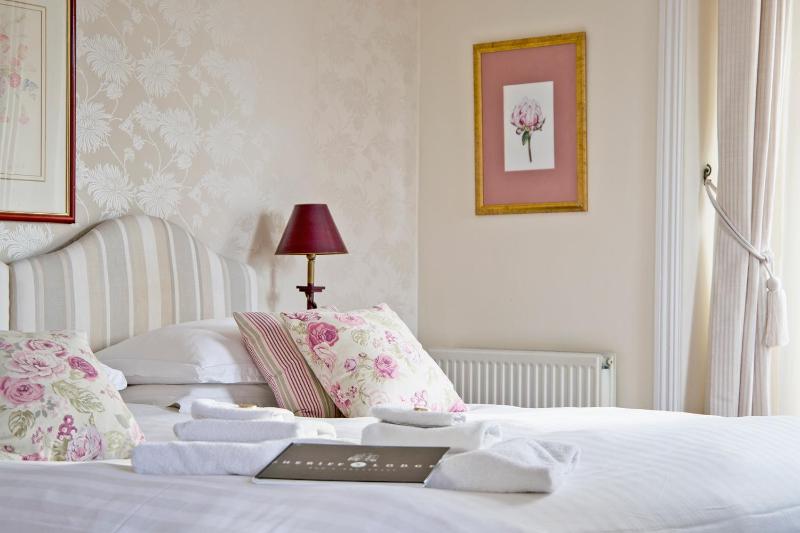 Deluxe Double Room image 2