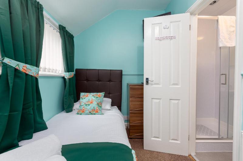 Twin Room with Private Bathroom image 3