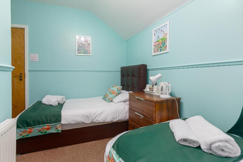 Twin Room with Private Bathroom image 1